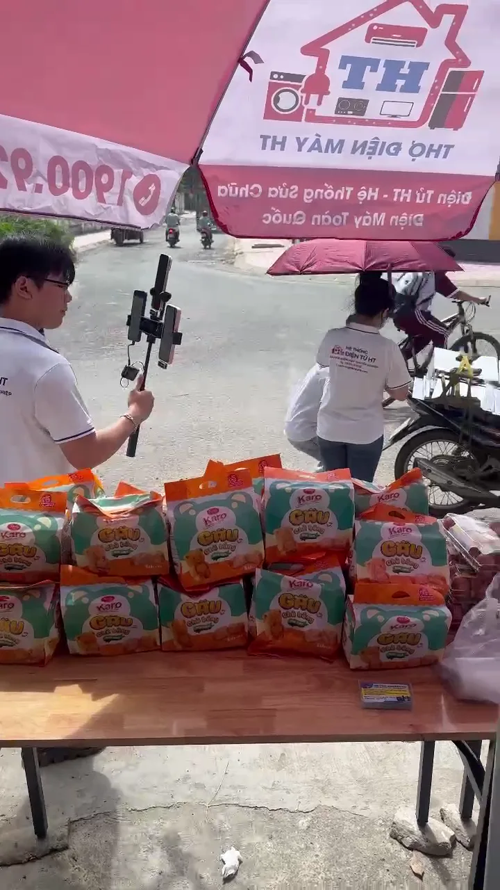 Bình Tân - Không khí bàn phát quà sôi động ngoài phố