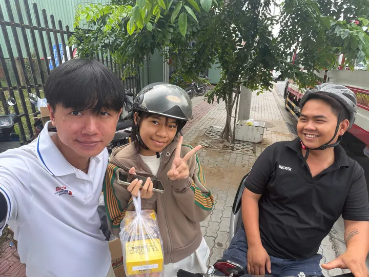 Người tham gia tại Quận 12 vui vẻ nhận phần quà từ đội ngũ HT
