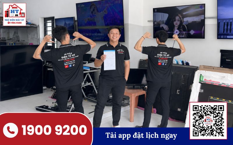 Kỹ thuật viên HT đang kiểm tra tivi tại nhà Kỹ thuật viên Điện Tử HT kiểm tra tivi tại nhà khách hàng ở Nghệ An