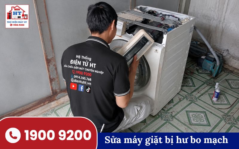 Kỹ thuật sửa bo mạch máy giặt Kỹ thuật viên HT kiểm tra bo mạch máy giặt tại nhà khách hàng