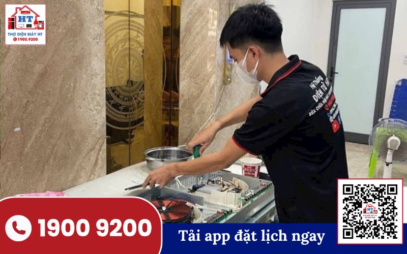 Kỹ thuật HT kiểm tra bếp từ tận nơi tại Phú Yên Kỹ thuật viên Điện Tử HT đang kiểm tra bếp từ tại nhà khách hàng ở Phú Yên