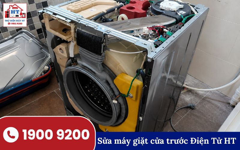 Máy giặt cửa trước gặp lỗi lồng giặt không quay Cận cảnh lồng máy giặt cửa trước bị kẹt, không quay, cần sửa chữa tại Phú Yên