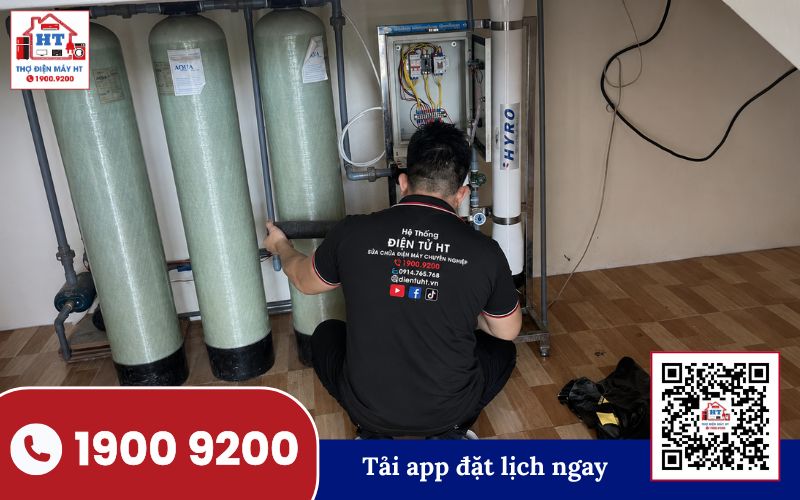 Quy trình kiểm tra máy lọc nước RO Kỹ thuật viên Điện Tử HT đang kiểm tra hoặc xử lý máy lọc nước RO