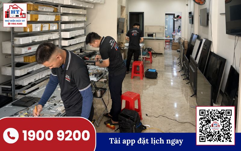 Đội ngũ nhân viên kiểm tra tỉ mỉ từng chi tiết của tivi