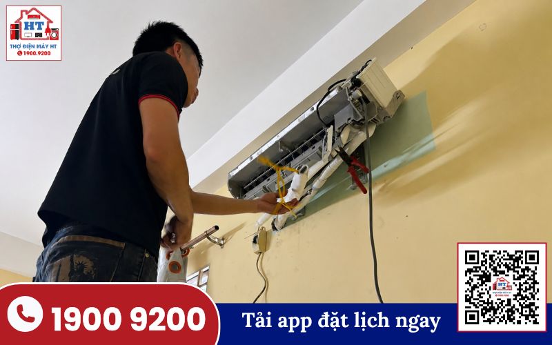 Kỹ thuật viên Hệ Thống Điện Tử HT đang thực hiện quy trình kiểm tra máy lạnh tại Tân Phú
