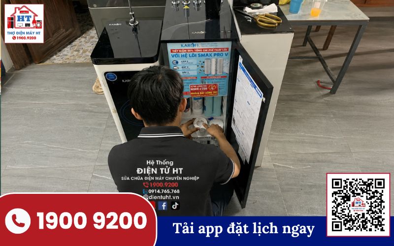 Kỹ thuật viên Hệ Thống Điện Tử HT kiểm tra máy lọc nước bị chảy nước tại nhà khách hàng ở Huế