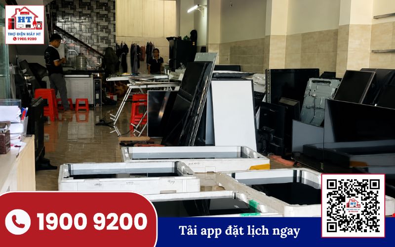 Kỹ thuật viên Hệ Thống Điện Tử HT kiểm tra tivi tại nhà khách hàng
