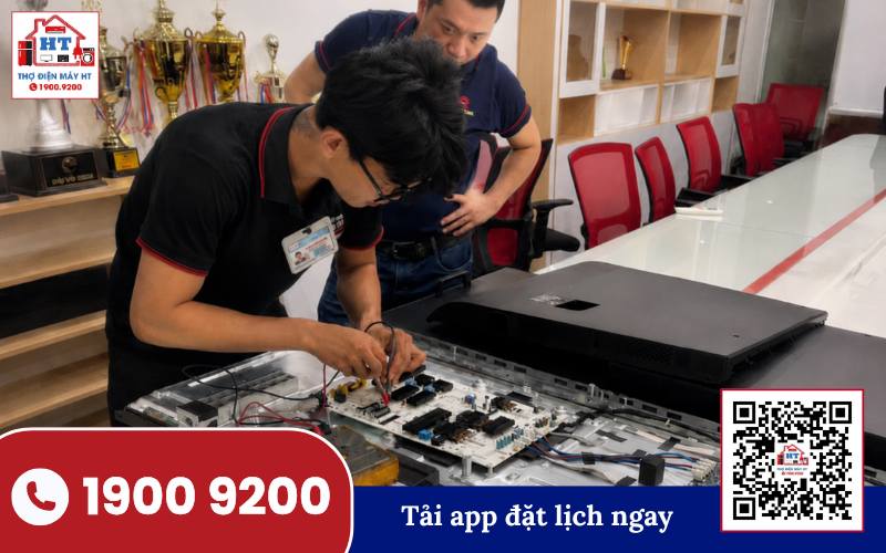 Kỹ thuật viên Điện Tử HT kiểm tra bo mạch tivi để xác định nguyên nhân sự cố