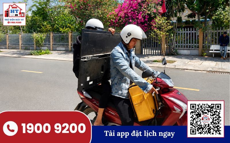 Kỹ thuật viên Hệ Thống Điện Tử HT bàn giao tivi đã sửa chữa cho khách hàng