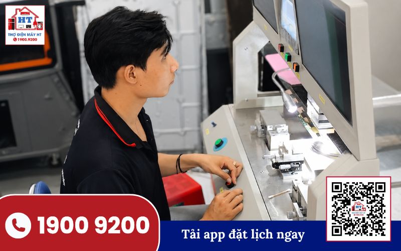 Kỹ thuật viên Hệ Thống Điện Tử HT kiểm tra màn hình tivi để xác định tình trạng lỗi
