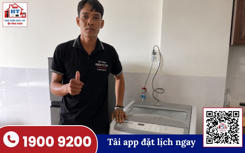 Kỹ thuật viên Hệ Thống Điện Tử HT đang kiểm tra bo mạch điều khiển máy giặt