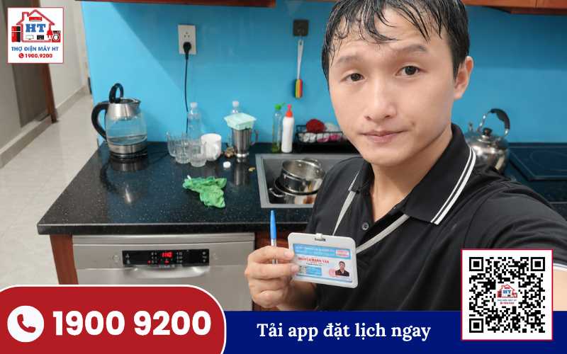 Kỹ thuật HT kiểm tra máy rửa chén Kỹ thuật viên Hệ Thống Điện Tử HT kiểm tra máy rửa chén tại nhà khách hàng ở Vĩnh Long