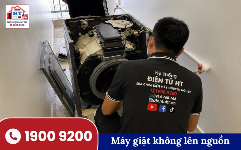 Kỹ thuật viên Hệ Thống Điện Tử HT đang kiểm tra máy giặt không lên nguồn