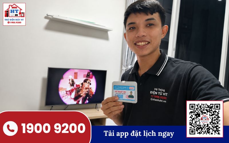 Kỹ thuật viên Điện Tử HT thực hiện kiểm tra thực tế tivi tại nhà khách hàng