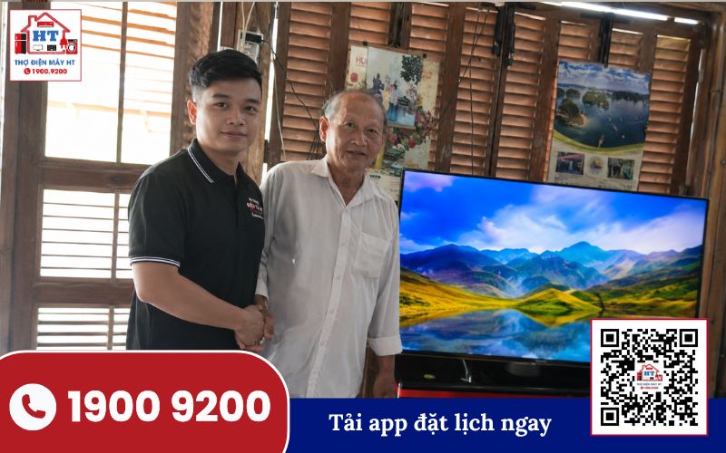 Kỹ thuật viên Hệ Thống Điện Tử HT đang kiểm tra tivi tại nhà khách hàng