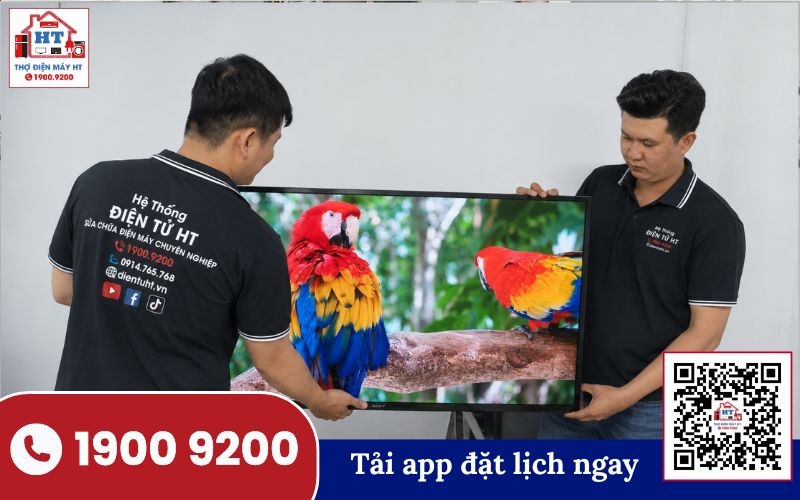 Kỹ thuật viên Hệ Thống Điện Tử HT đang kiểm tra tivi tại nhà khách hàng