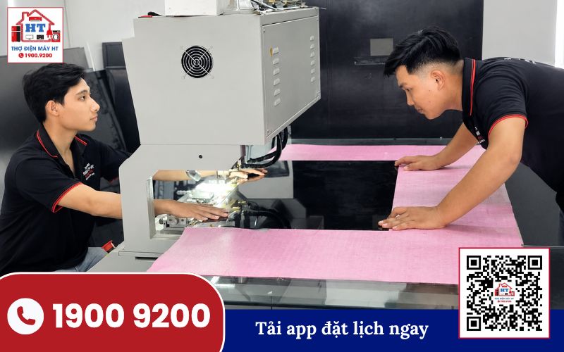 Kỹ thuật viên Điện Tử HT đang thực hiện quy trình kiểm tra màn hình tivi