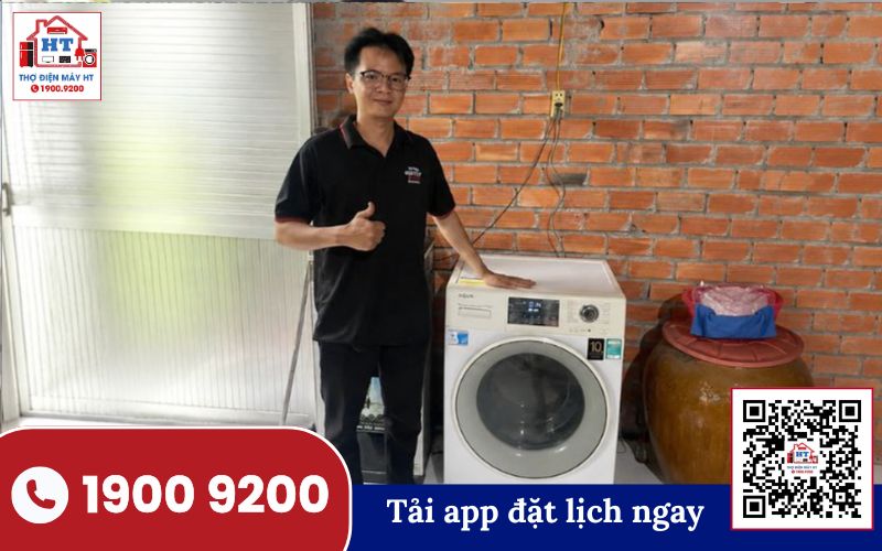 Kỹ thuật viên Hệ Thống Điện Tử HT đang kiểm tra chi tiết máy giặt trong quy trình sửa chữa