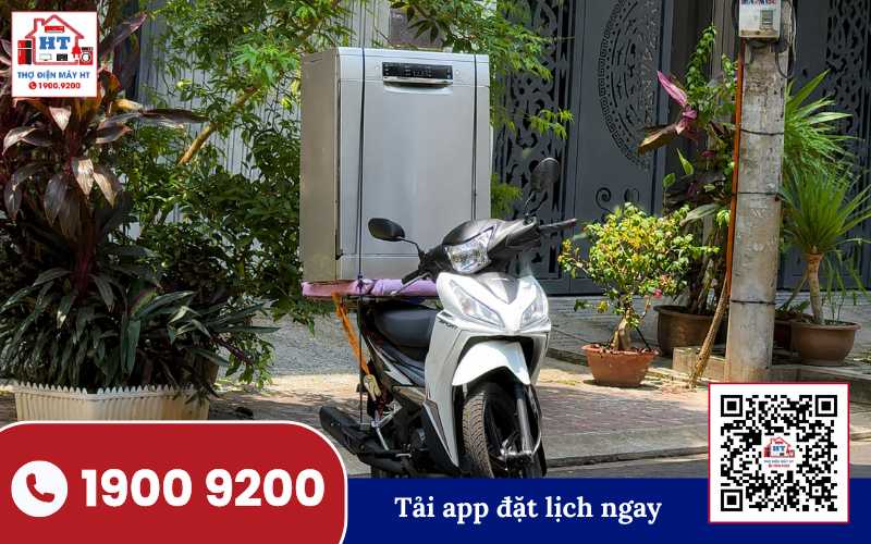 Kỹ thuật viên HT vận chuyển máy rửa chén Kỹ thuật viên Hệ Thống Điện Tử HT vận chuyển máy rửa chén đến địa điểm sửa chữa